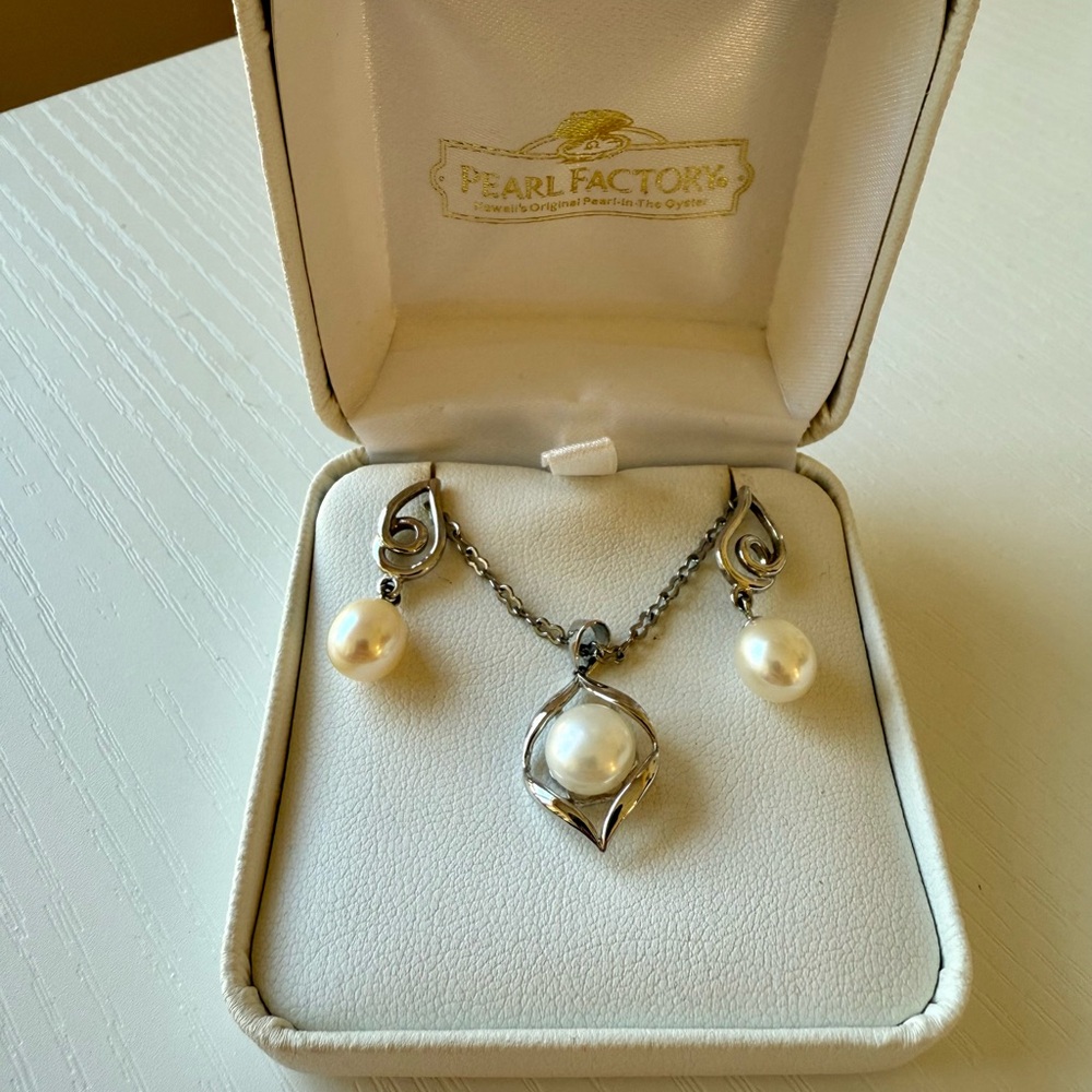 BNIB Hawaii’s Original Pearl in the Oyster matching necklace and earrings